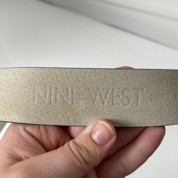 Nine West sz. M(40) black real leather belt with minimalist modern silver buckle - Picture 5 of 7